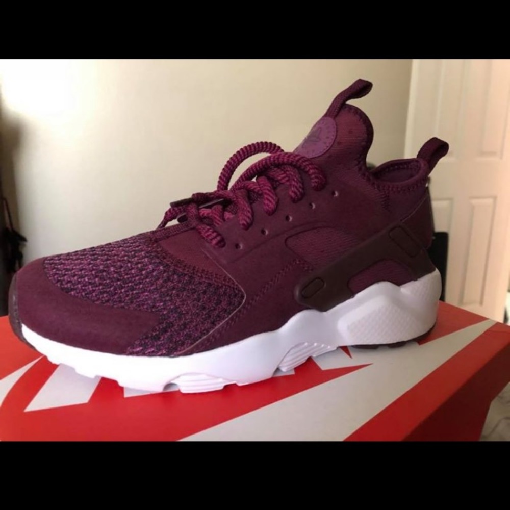 Women’s NIKE brand new Huaraches